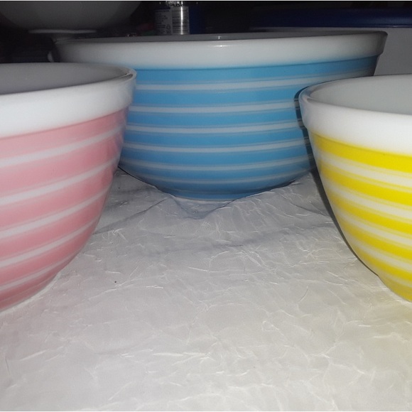 Vintage PYREX RAINBOW CANDY-STRIPED Nesting Mixing Bowls. - Picture 4 of 13